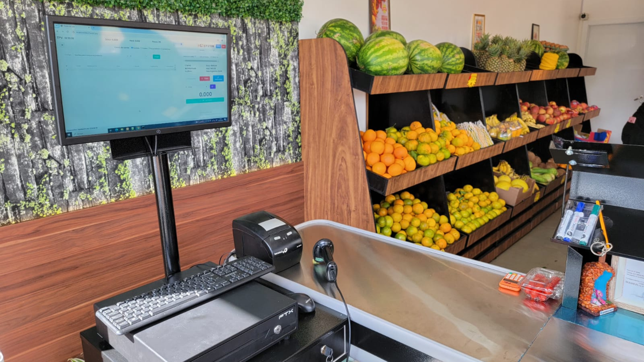 Una tienda de frutería, con una computadora e nuestro sistema de gestión neosystem